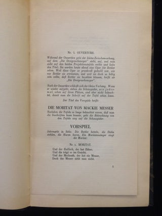 Die Dreigroschenoper. (The Beggar's Opera). Ein Stück mit Musik in einem Vorspiel und acht Bildern nach dem Englischen des John Gay. Übersetzt von Elisabeth Hauptmann. Deutsche Bearbeitung von Bert Brecht. Musik von Kurt Weill.